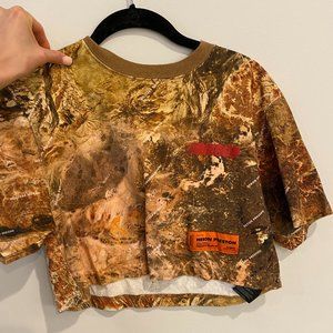 HERON PRESTON- BRN CAMO PRNT CT SS CROP TEE